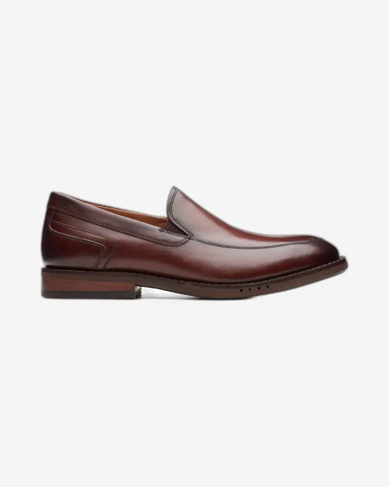 Clarks Un Hugh Step Casual Shoes – Standard Fit, Comfort-Focused Design 1